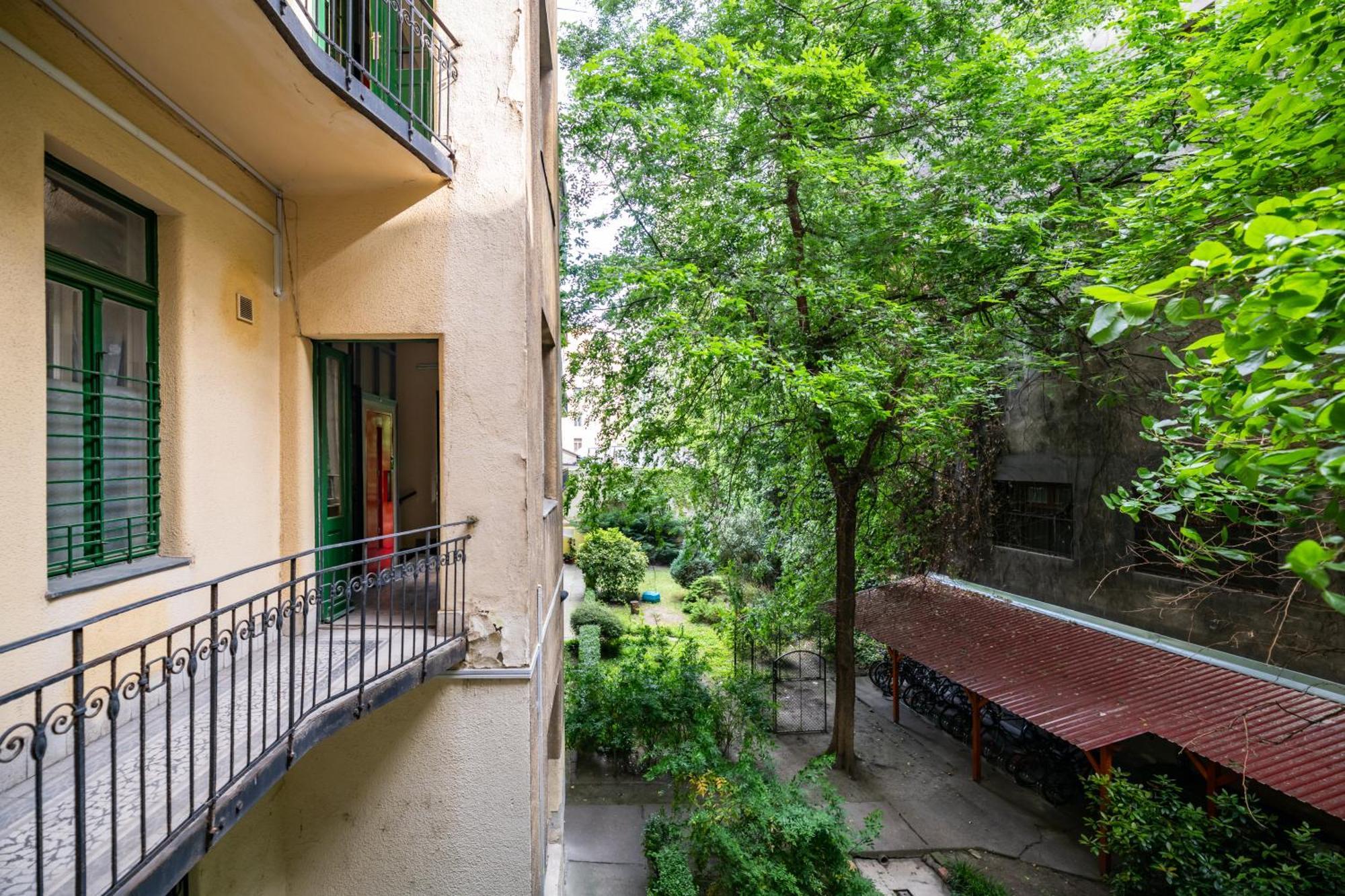 Jungle Aesthetics Downtown Apartman Aircon And Garage Parking Budapest Eksteriør billede